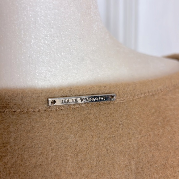 NWOT ELIE TAHARI tan wool poncho with real kangaroo fur pockets - Picture 6 of 8